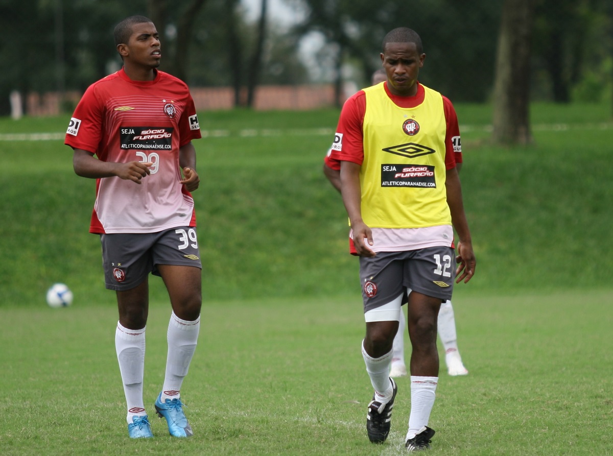 O atacante Patrick e o volante Edwin Valencia, em treino do Athletico, em 2010