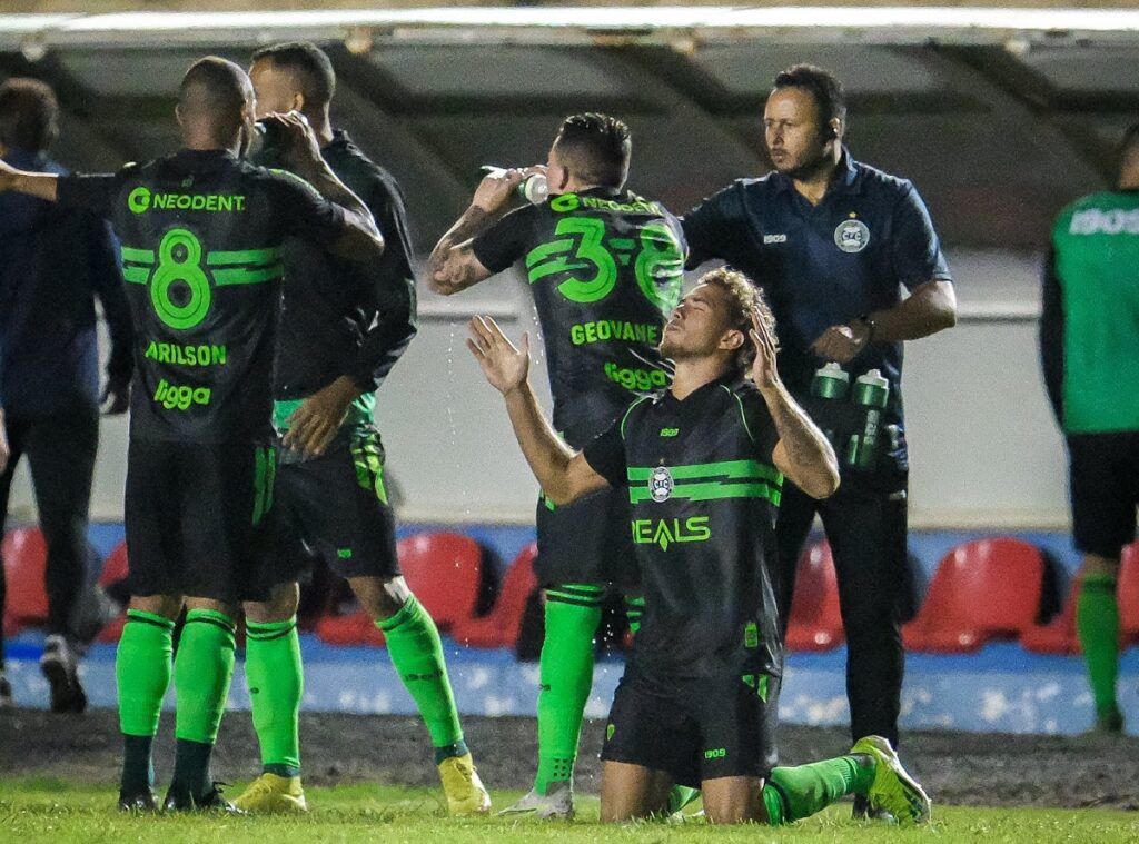 Jogadores do Coritiba comemoram gol de Figueiredo