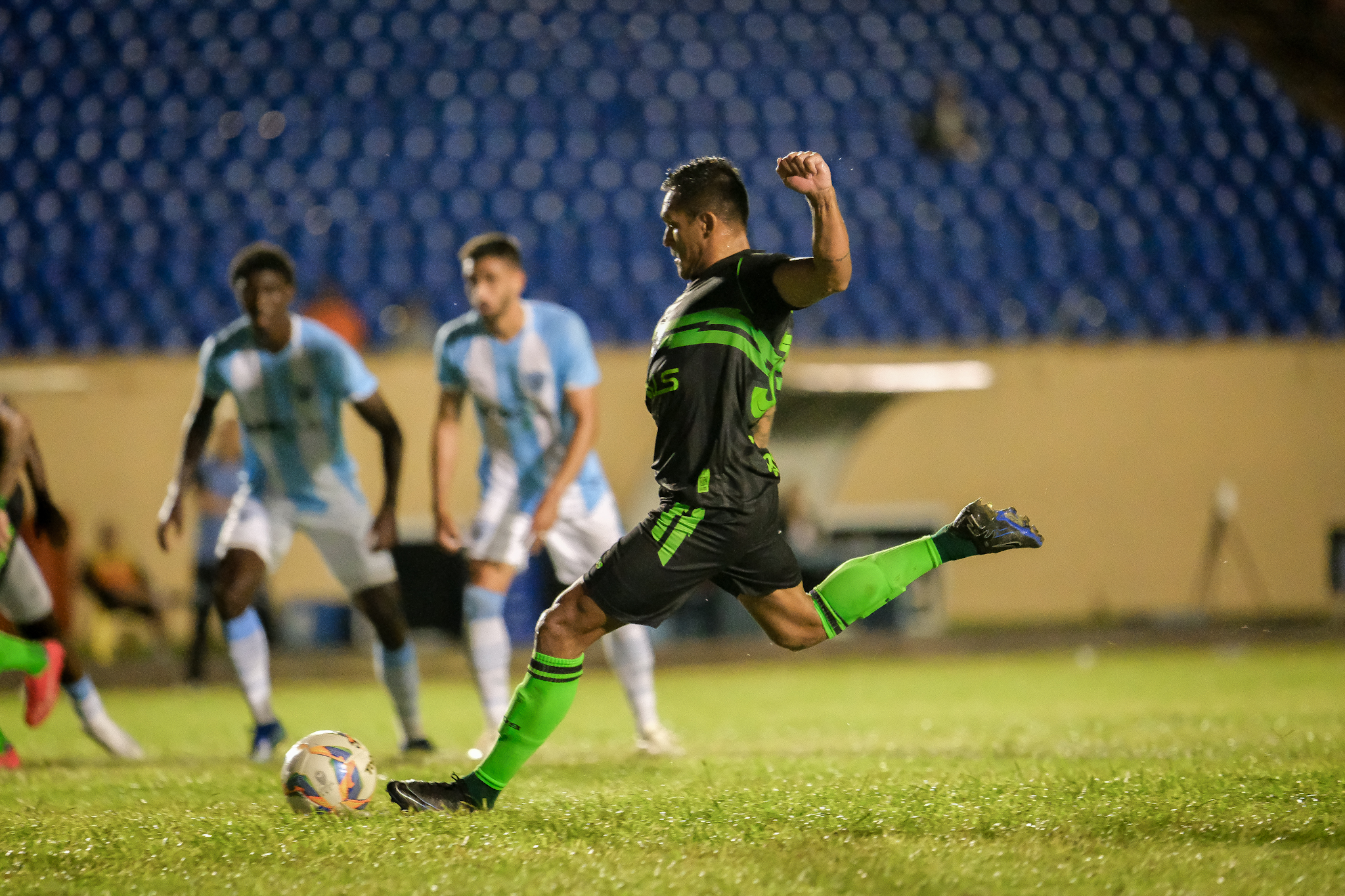 Robson cobra pênalti contra o Londrina