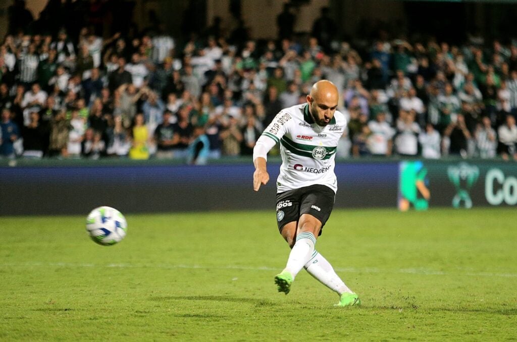 Régis em ação pelo Coritiba