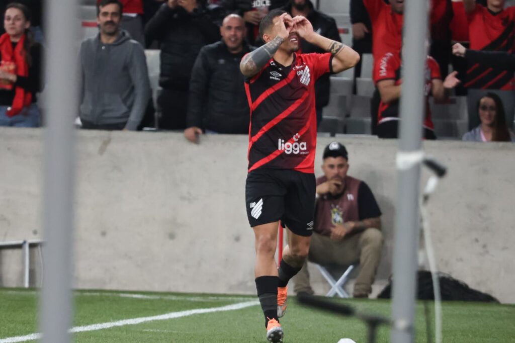 Terans comemora gol pelo Athletico