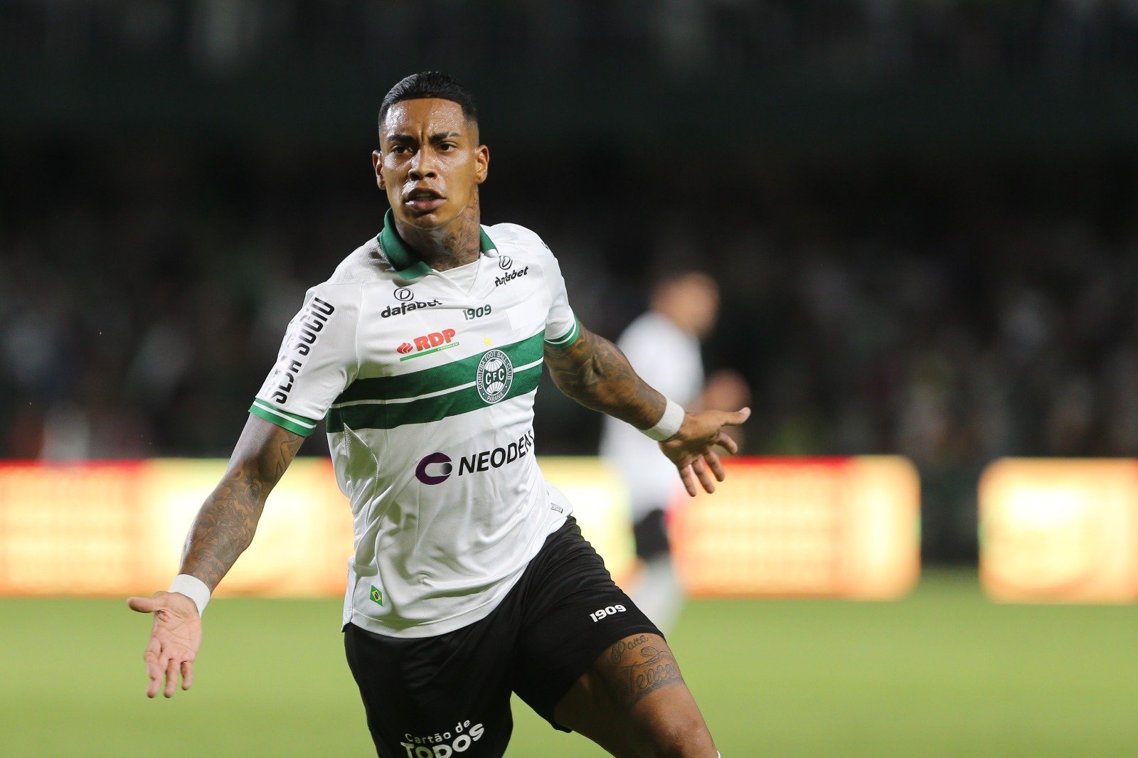 Alef Manga comemora gol pelo Coritiba