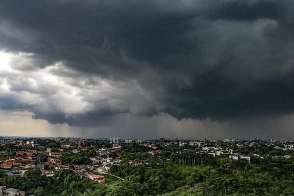 chuva forte e raios