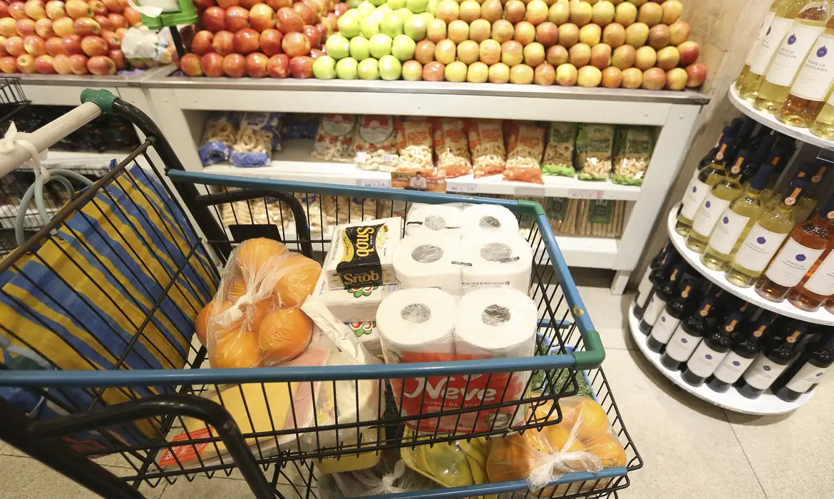 Hiper e supermercados ajudam, e varejo tem alta no Paraná