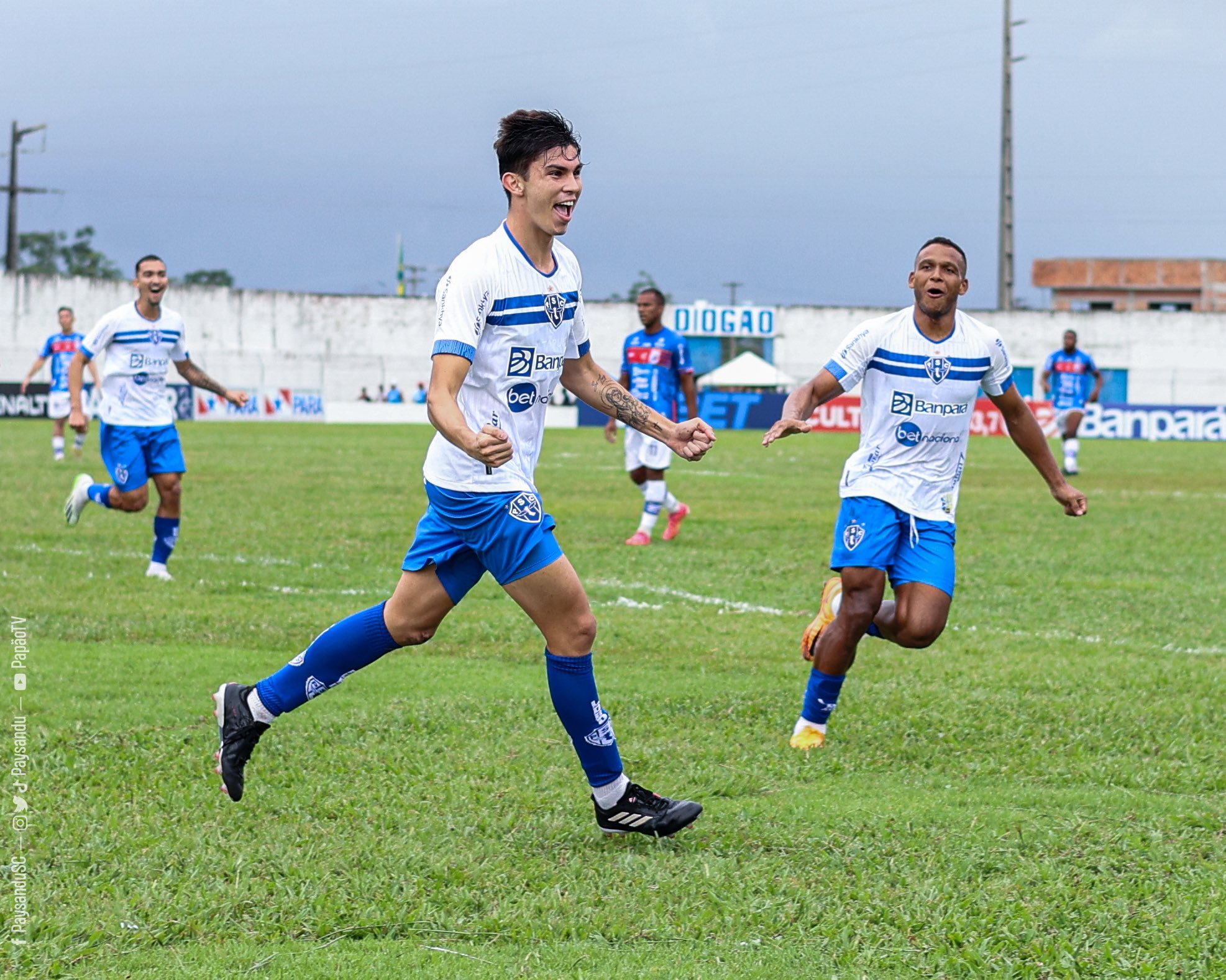 O meia Biel comemora gol pelo Paysandu