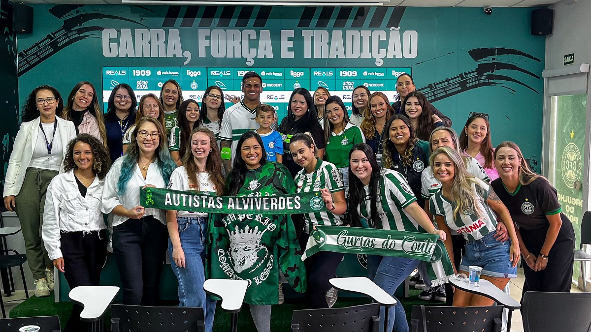 Robson na entrevista coletiva com mulheres