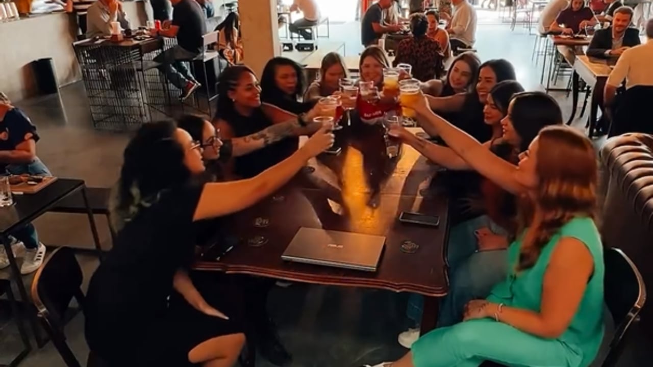 ”Um brinde a Elas” foi feito feito em parceria com um time de mulheres das duas cervejarias, a Bastards Brewery e a Greenhouse Brewery – Cred Bastards Brewery, Reprodução(17)