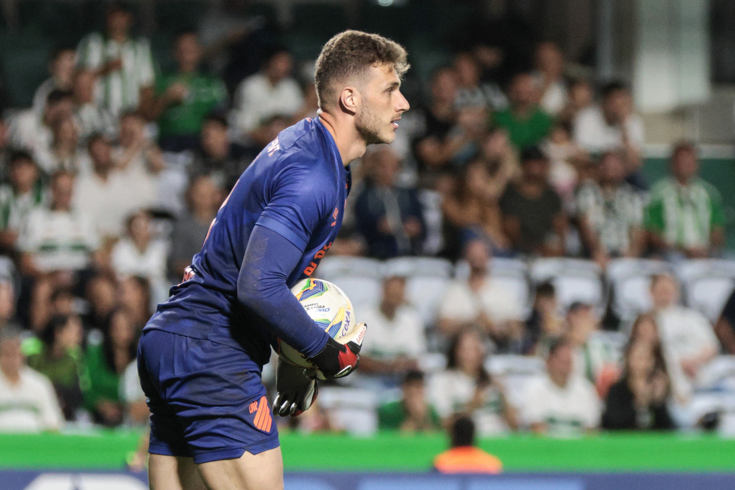 O goleiro Bento, do Athletico