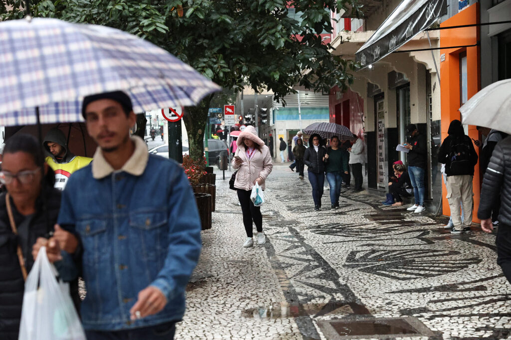 CHUVA E  FRIO EM CURITIBA