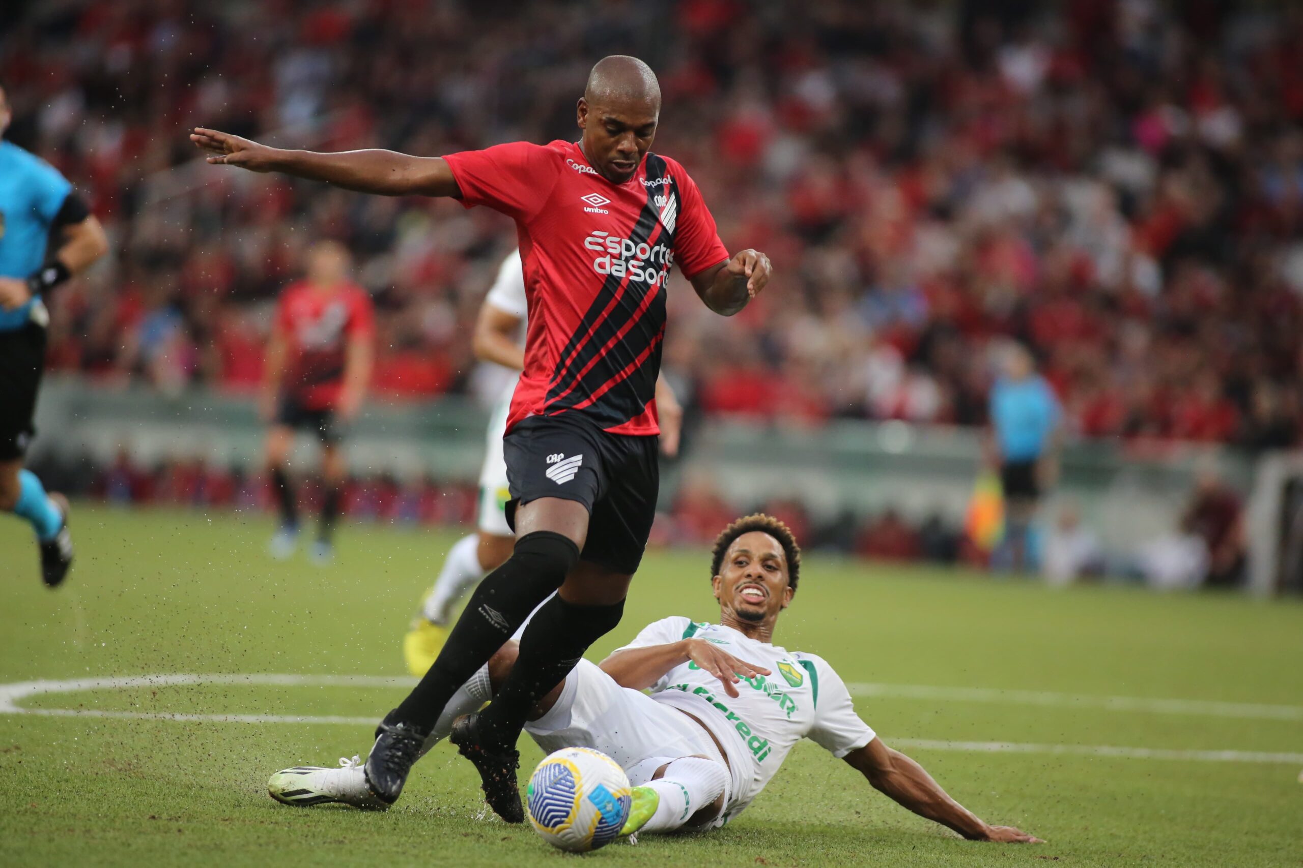 O volante Fernandinho, do Athletico Paranaense