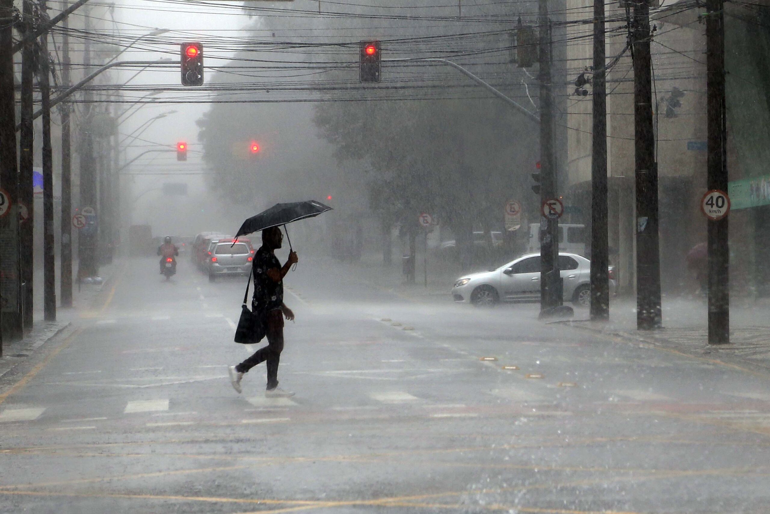 Paraná tem alerta para chuvas intensas. Confira quando o tempo 'seca' em Curitiba