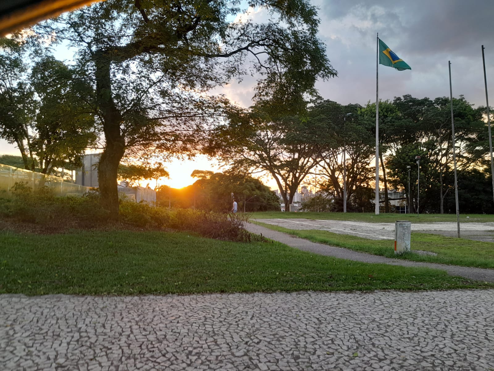 Veja os melhores lugares para ver o pôr do sol em Curitiba neste primeiro domingo de Inverno