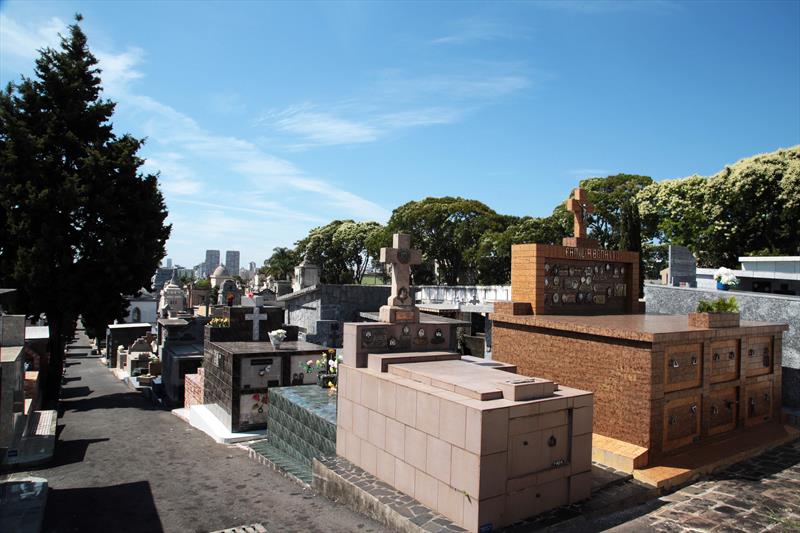 Adolescentes violam túmulo e arrastam cadáver em cemitério da Grande Curitiba.