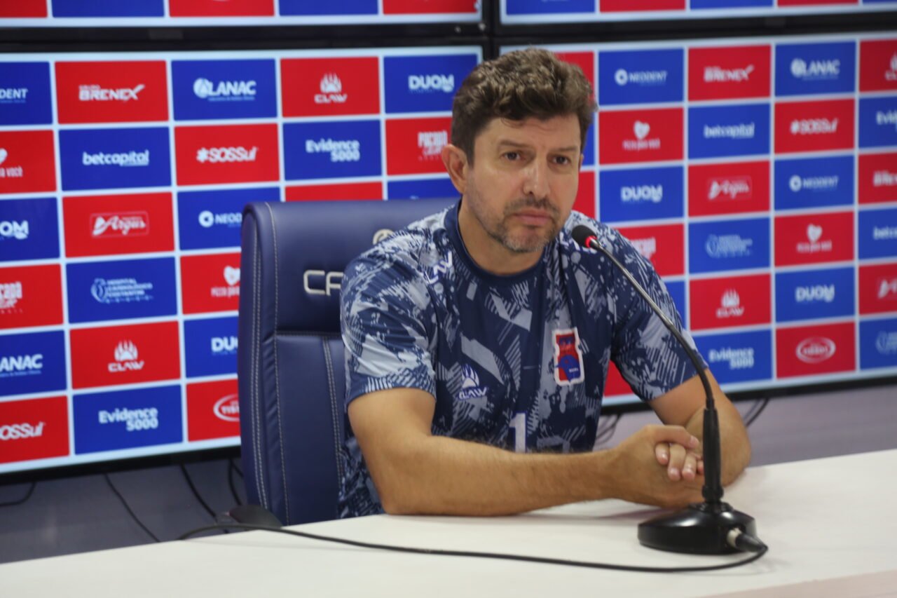 O técnico do Paraná Clube, Tcheco