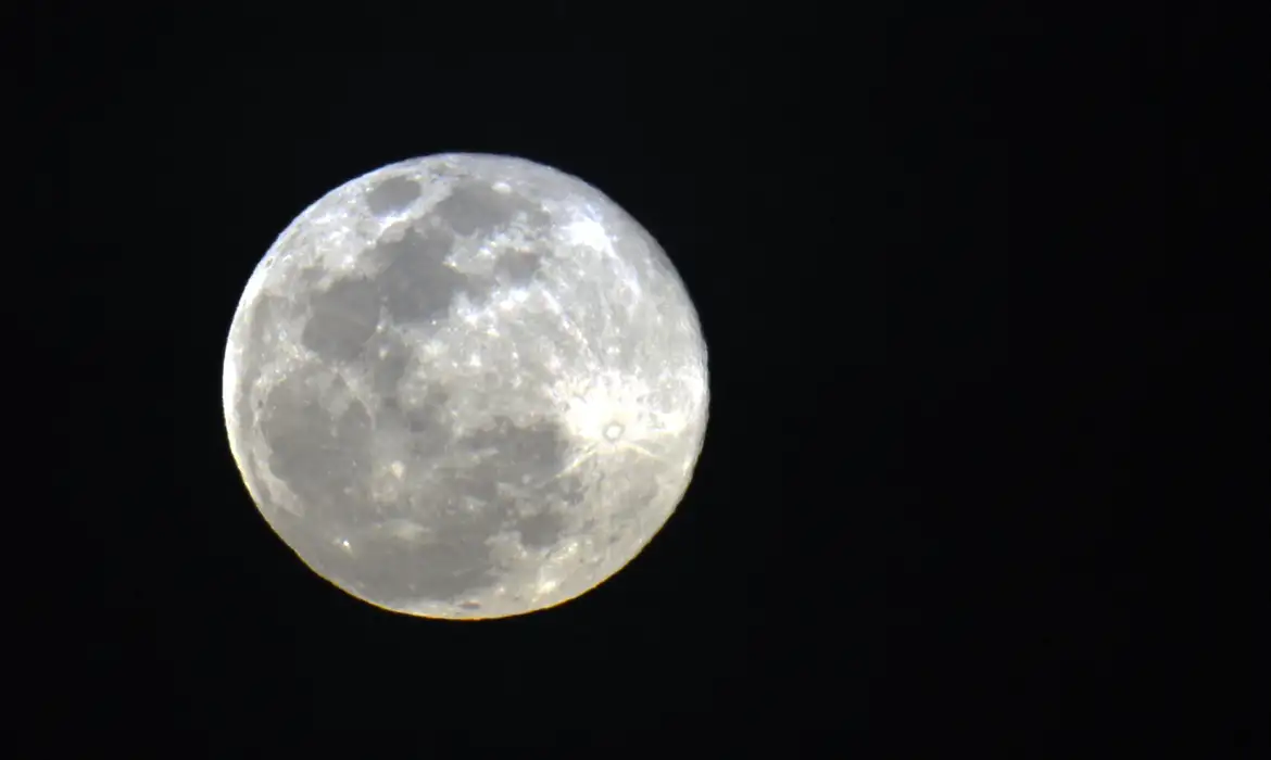 Vênus forma trio celeste com Lua e estrela, da bandeira do Brasil, no céu desta quarta. Entenda