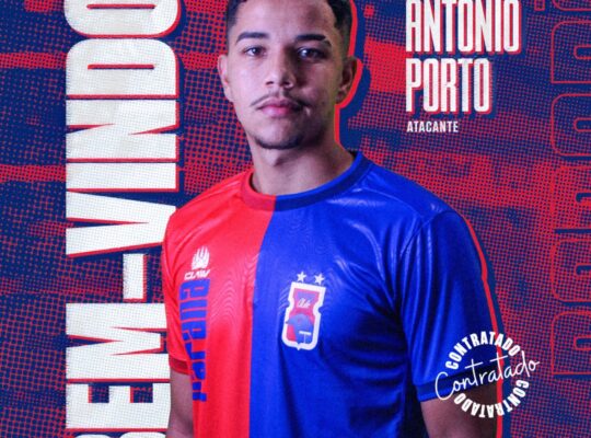 O centroavante Antonio Porto do Paraná Clube