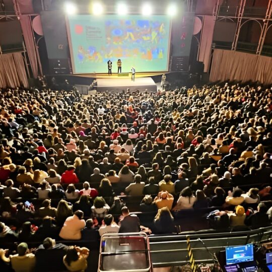 Cerca de 1.500 pessoas conferiram a abertura do Olhar de Cinema 2023- Foto Eduardo Matysiak