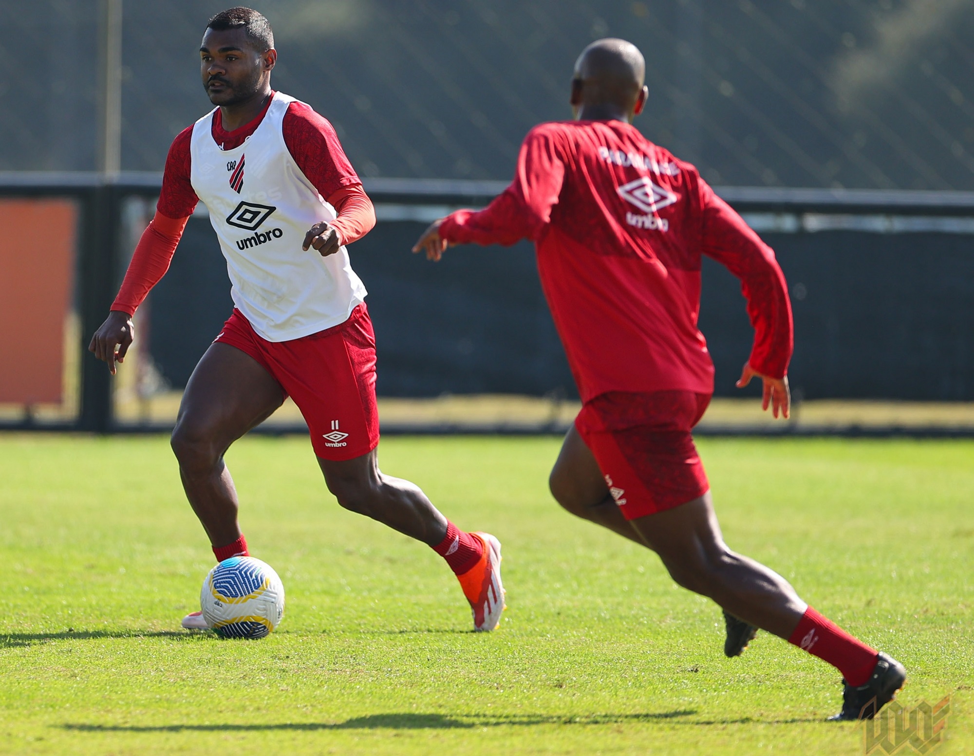 Veja as escalações de Athletico e Criciúma para o jogo desta quinta-feira, na Ligga Arena, pelo Brasileirão