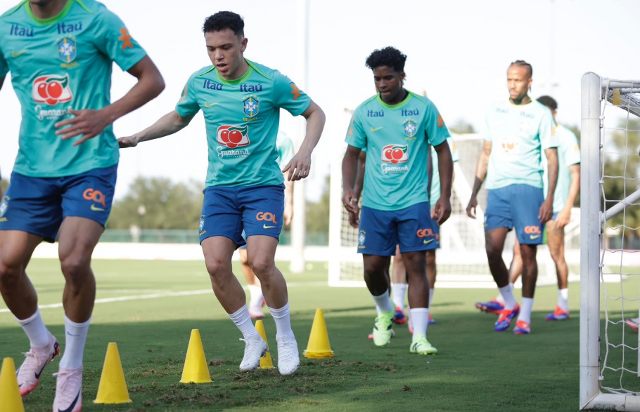 Pepê em treino da seleção brasileira