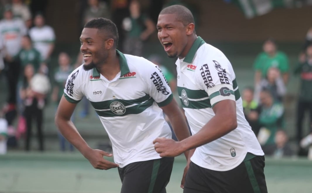 Sabino e Rodrigão comemoram gol do Coritiba