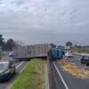 Caminhão tomba na BR-227 e interdita parcialmente a rodovia em Curitiba. (Divulgação PRF-PR)