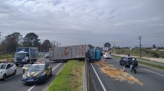 Caminhão tomba na BR-227 e interdita parcialmente a rodovia em Curitiba. (Divulgação PRF-PR)