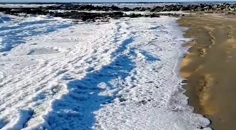 Imagens de ondas do mar congeladas em praia da costa da Argentina viralizam na rede