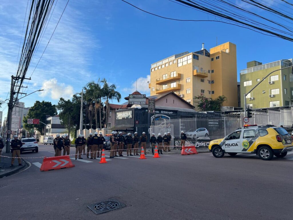 Reintegração de posse de imóvel bloqueia rua do bairro São Francisco, área central de Curitiba