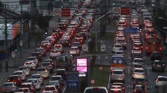 CARROS TRANSITO CONGESTIONAMENTO VISCONDE DE GUARAPUAVA