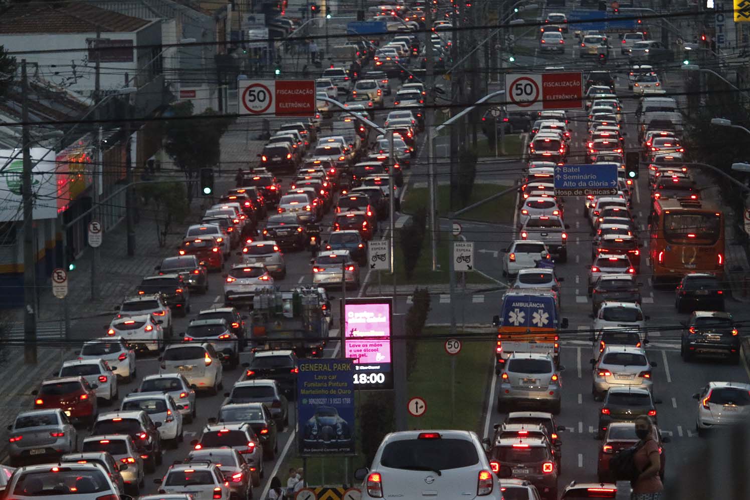 CARROS TRANSITO CONGESTIONAMENTO VISCONDE DE GUARAPUAVA