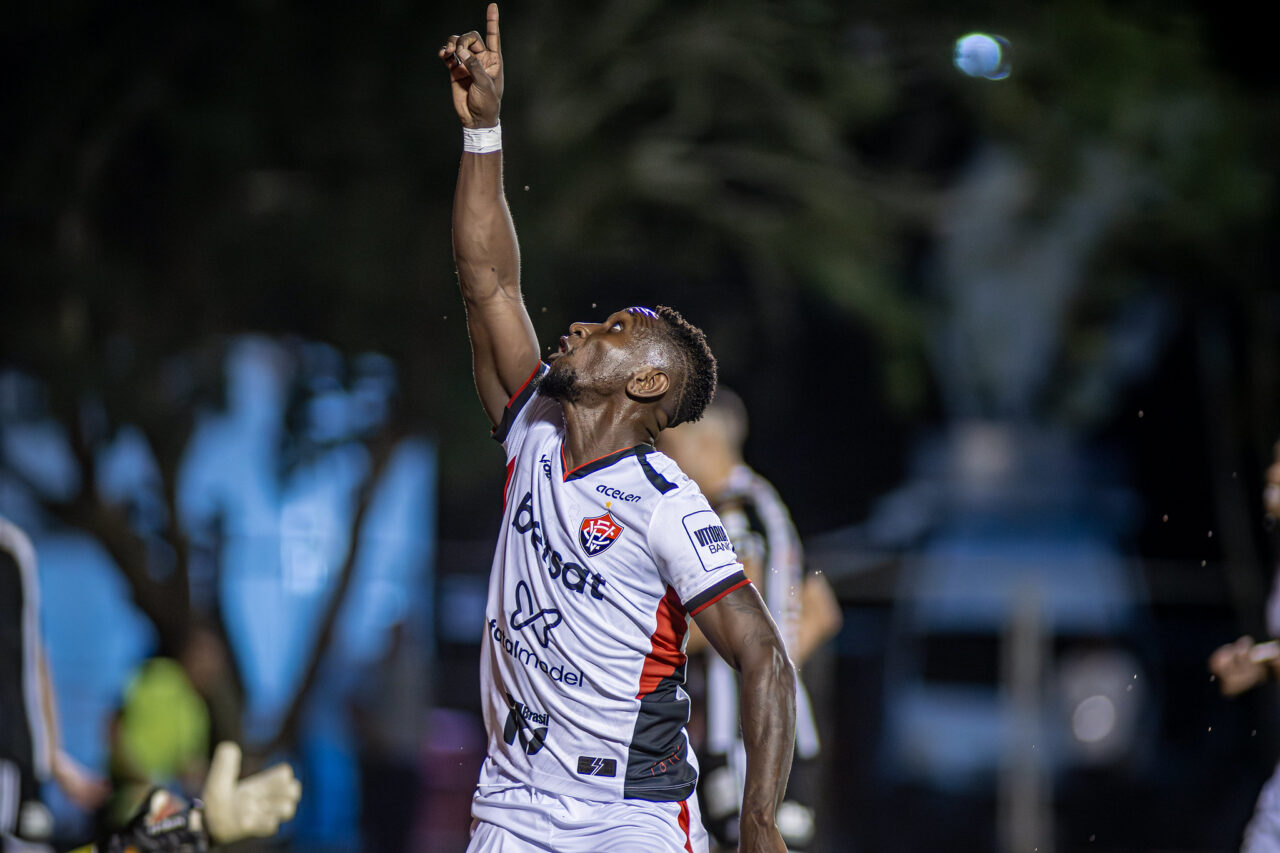 Castillo comemora gol pelo Vitória