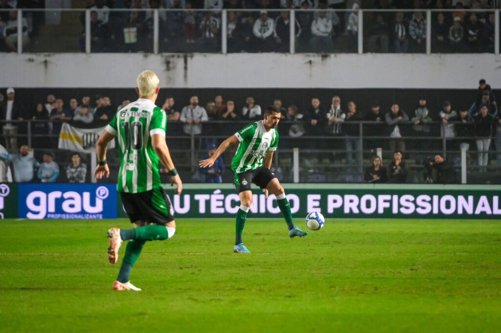 O zagueiro Bruno Melo, do Coritiba, enfrenta o Santos