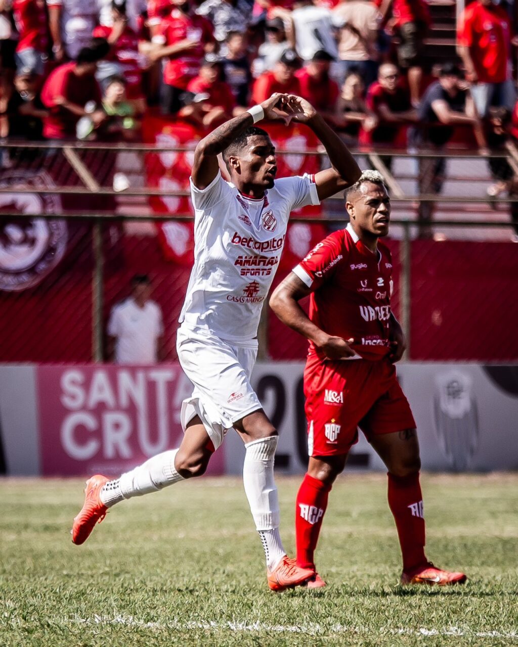 O atacante Bryam comemora gol do Rio Branco contra o Paranavaí