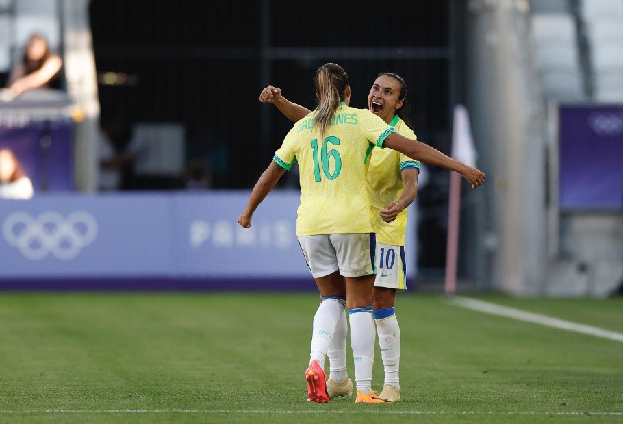 Marta em comemoração do gol de Gabi Nunes