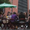 CLIENTES DE UM BAR NO LARGO DA  ORDEM SE  DIVIDEM ENTRE CERVEJA E  CELULAR