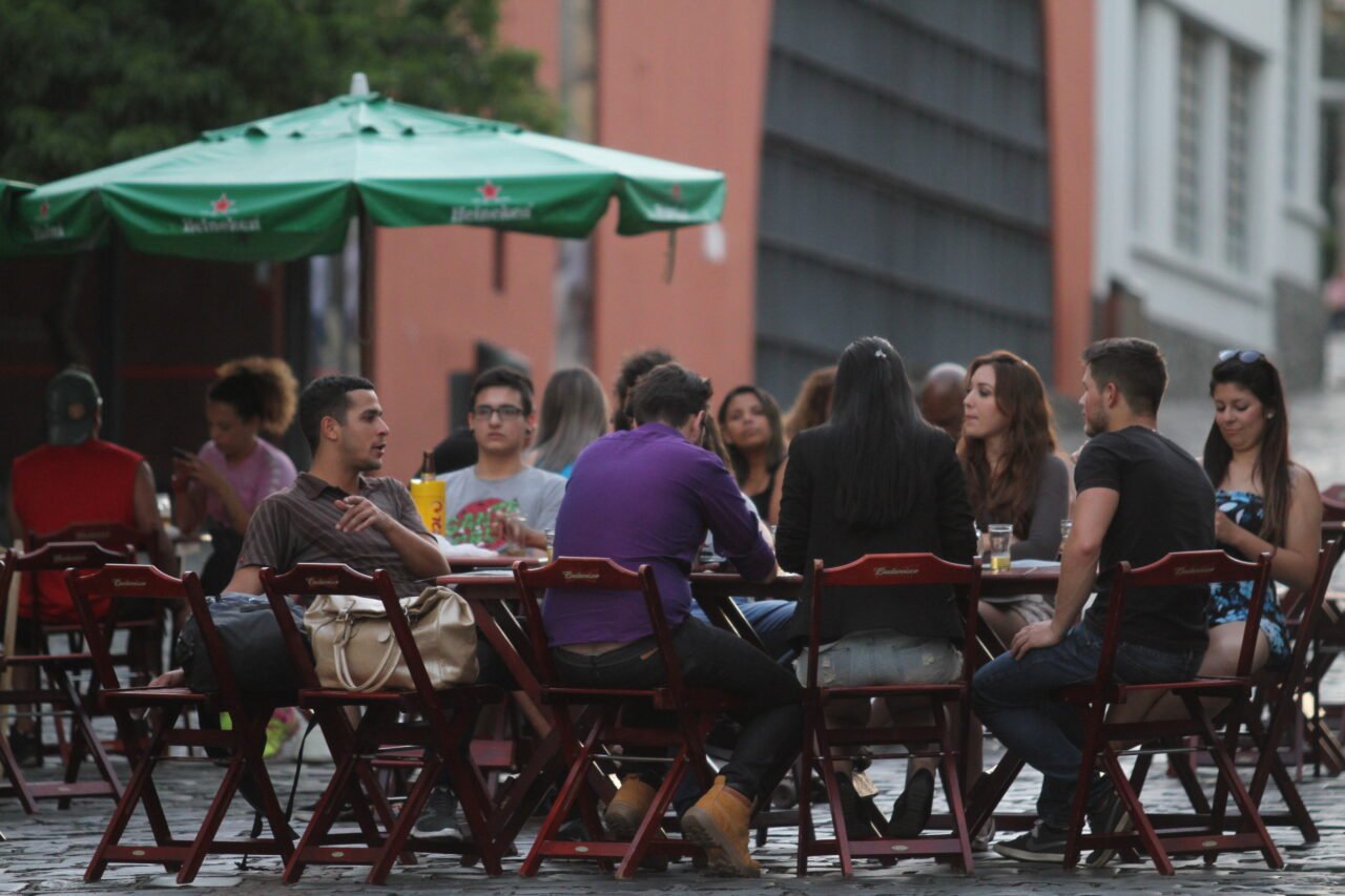 CLIENTES DE UM BAR NO LARGO DA  ORDEM SE  DIVIDEM ENTRE CERVEJA E  CELULAR