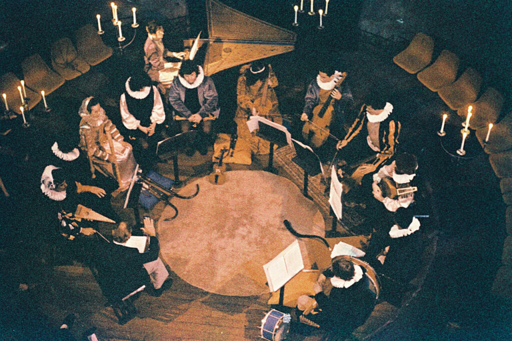 Conjunto Renascentista de Curitiba no Teatro do Paiol. 1982. Foto de Neni Glock