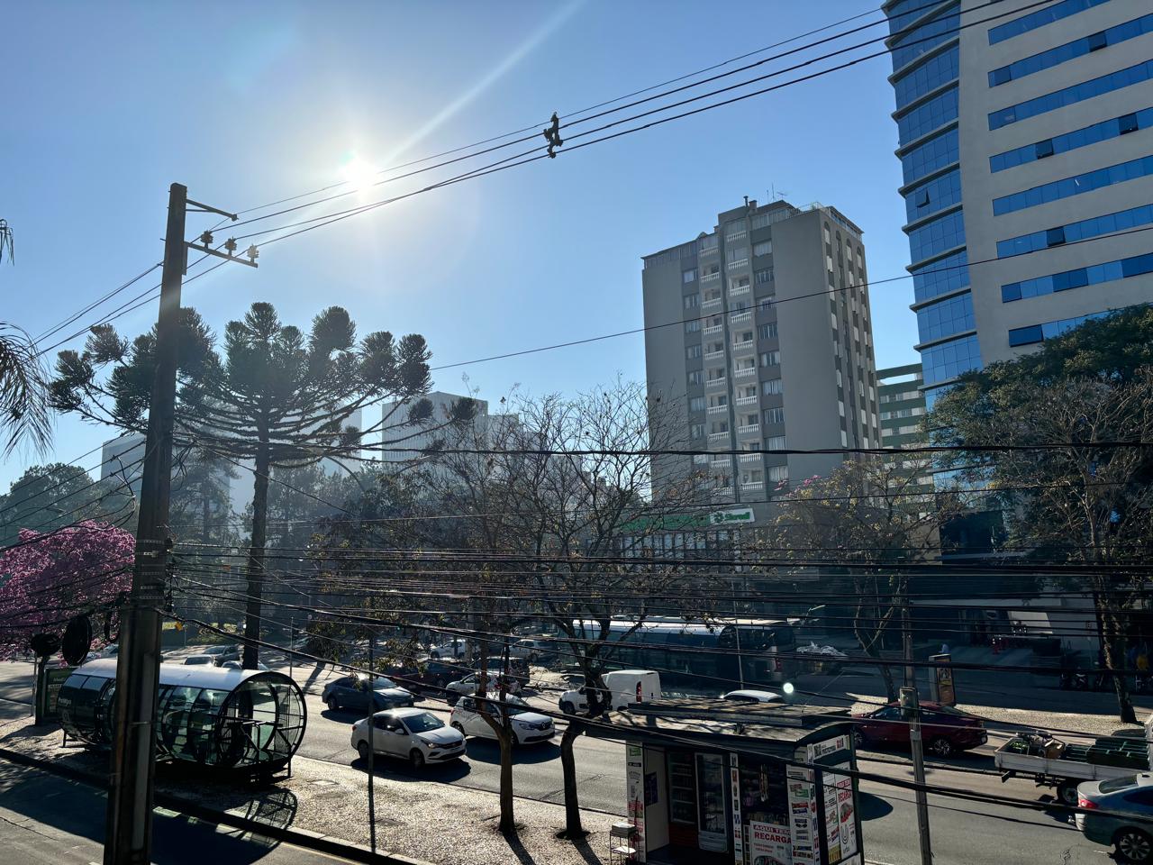 Dia ensolarado e de amplitude térmica em Curitiba