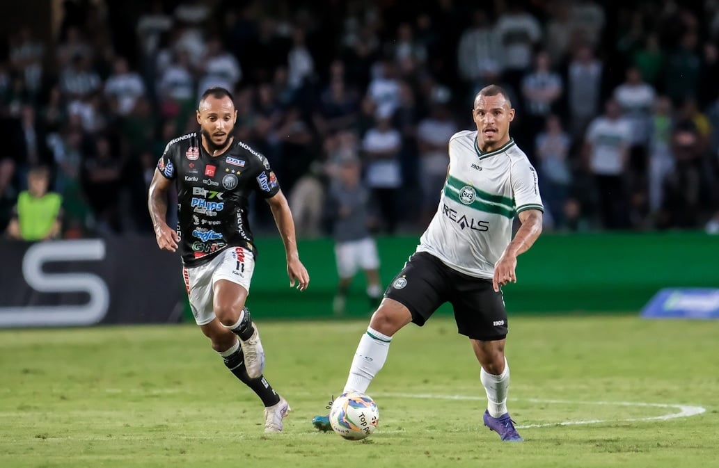 O volante Arilson, do Coritiba