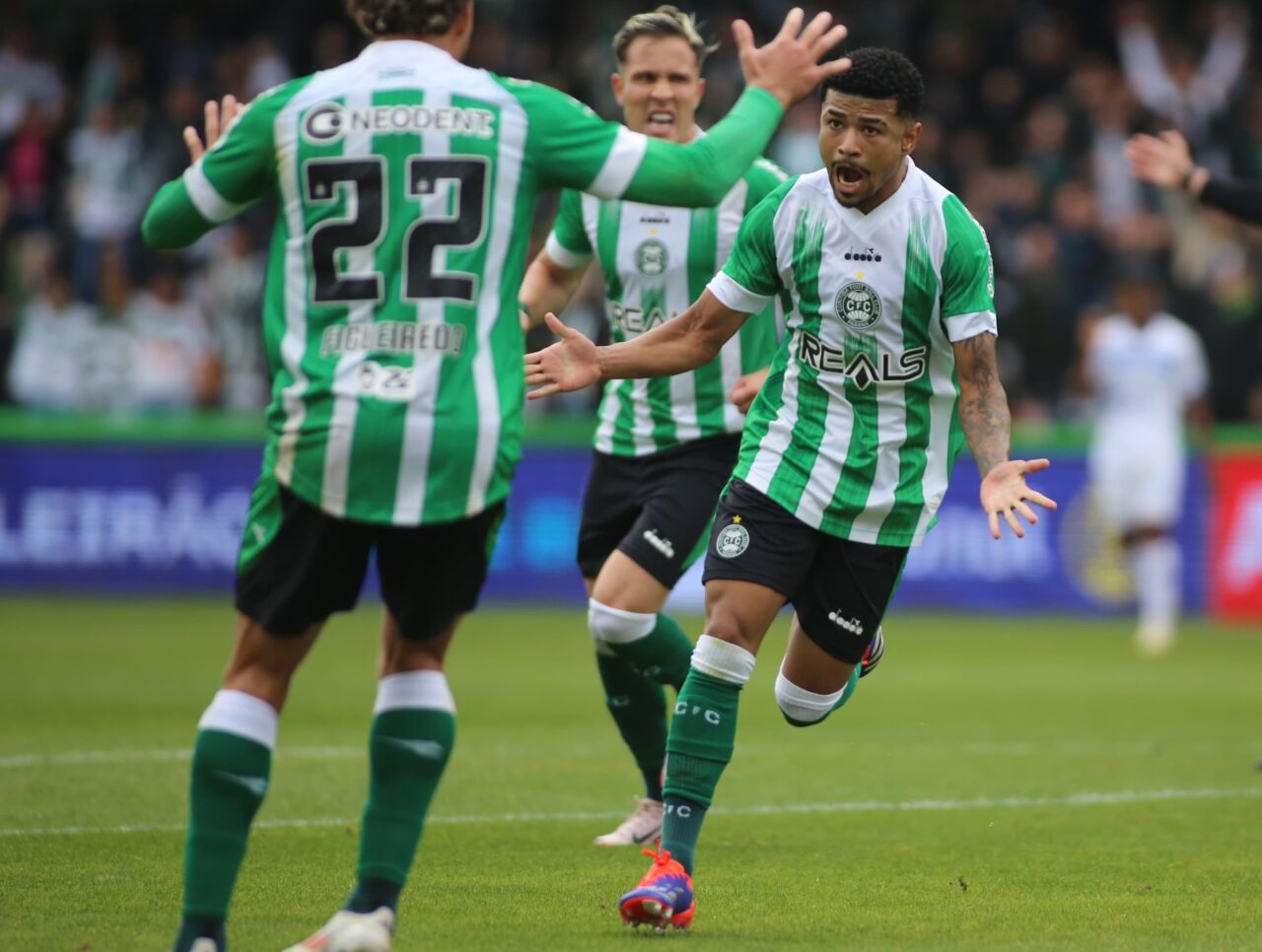 O ponta Lucas Ronier comemora gol do Coritiba