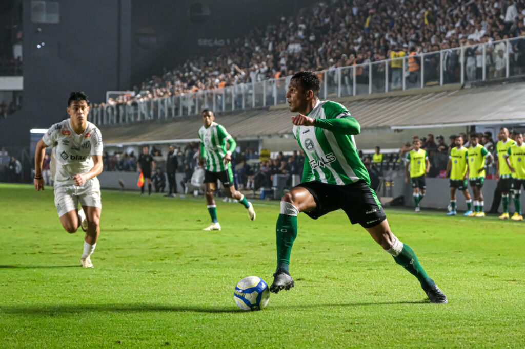 Robson, do Coritiba, enfrenta o Santos