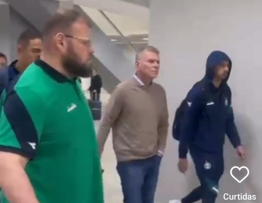 Autuori desembarca com jogadores do Coritiba no aeroporto