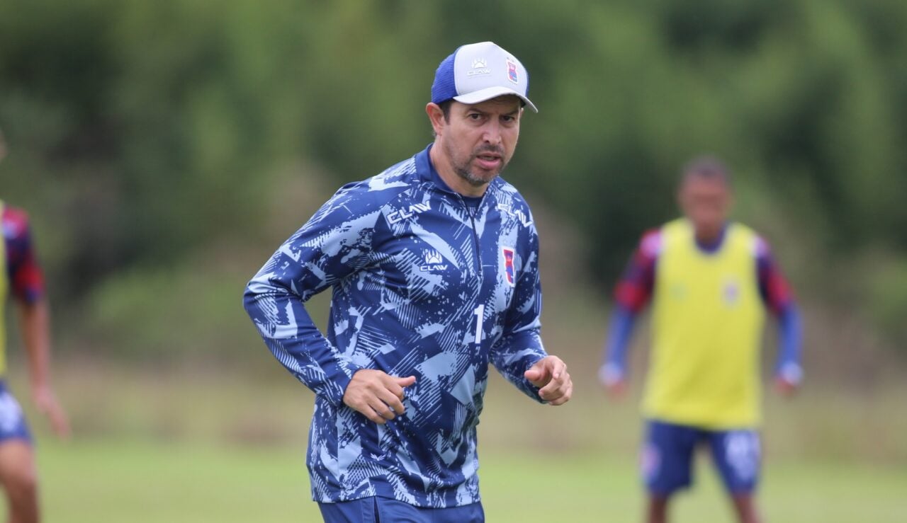 Tcheco em treino do Paraná Clube