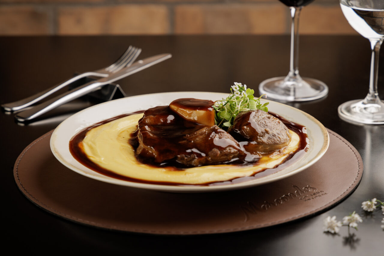 Ossobuco com polenta cremosa e salada de agrião – Marcondes Cozinha Autoral – Foto por Fernando Zequinão (3)