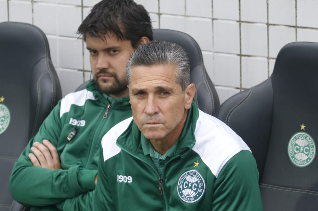 O técnico Jorginho no Coritiba