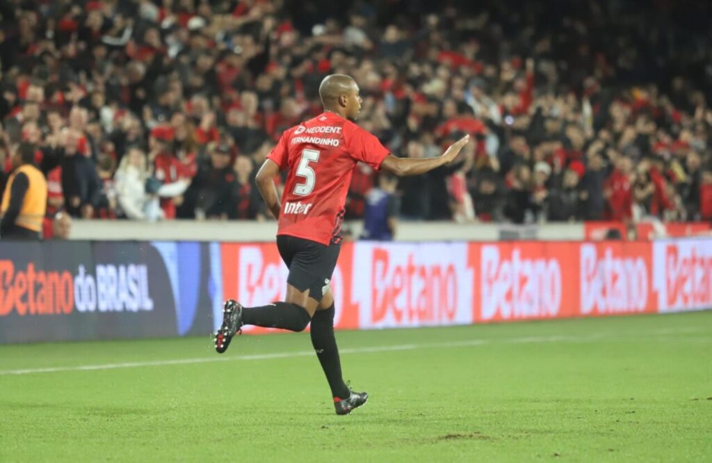 O volante Fernandinho, do Athletico