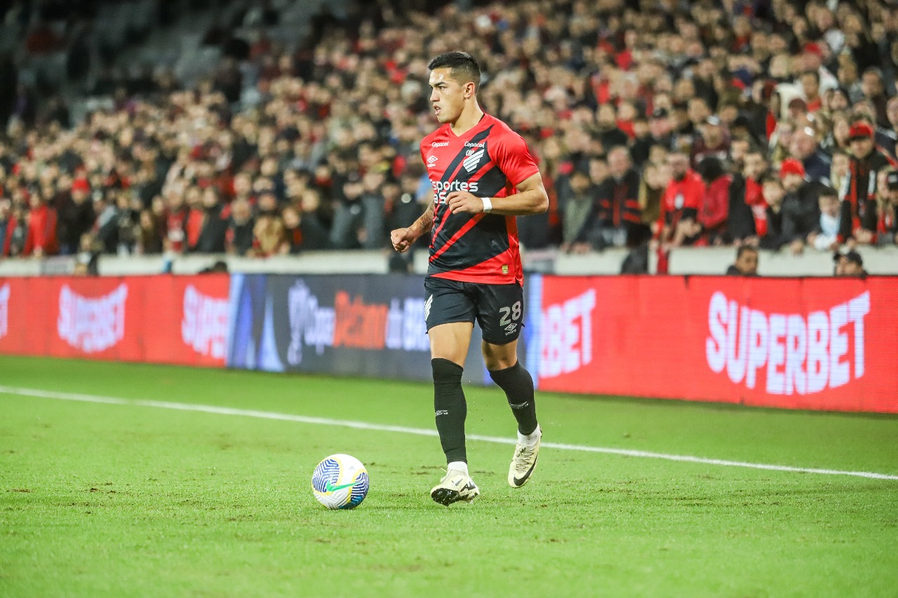 O ponta Cuello está na escalação do Athletico contra o Cerro Porteño