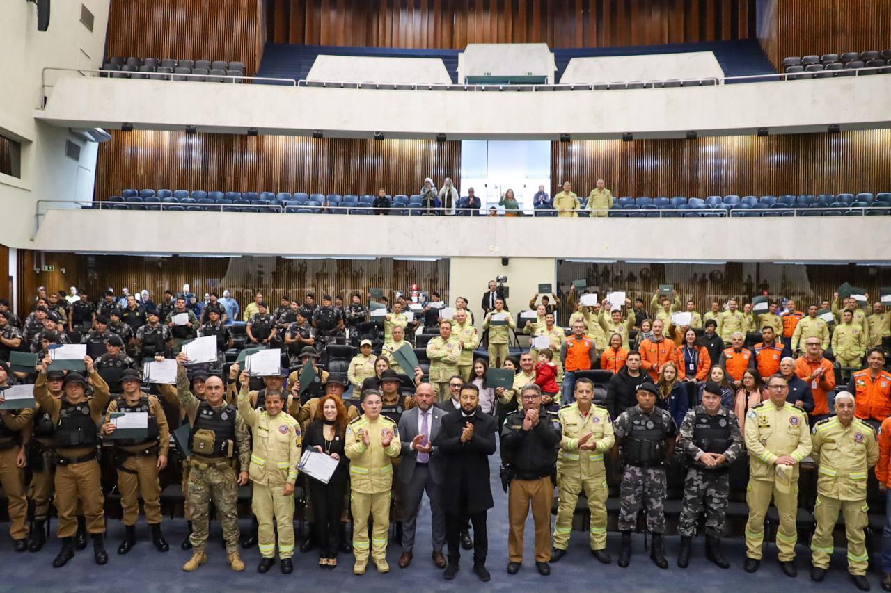 bombeiros e policiais