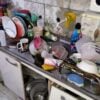 Fotos da casa onde vivia bebê de três meses morta em UPA do Sítio Cercado revelam sujeira