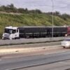 Duas carretas batem na BR-376, no Contorno Sul, e deixam trânsito complicado na região de Curitiba